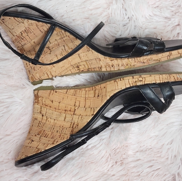 *White House Black Market Black Floral Cork Platform Wedged Sandals Size 8.5* - Picture 2 of 3
